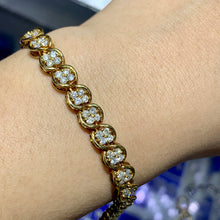 Load image into Gallery viewer, 4ct diamonds and Yellow Gold Flower Bracelet with Large Round Diamonds