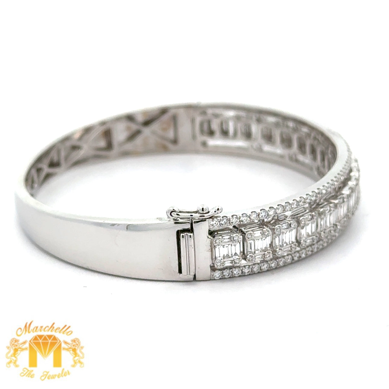VVS/vs high clarity of diamonds set in a 18k White Gold Bracelet