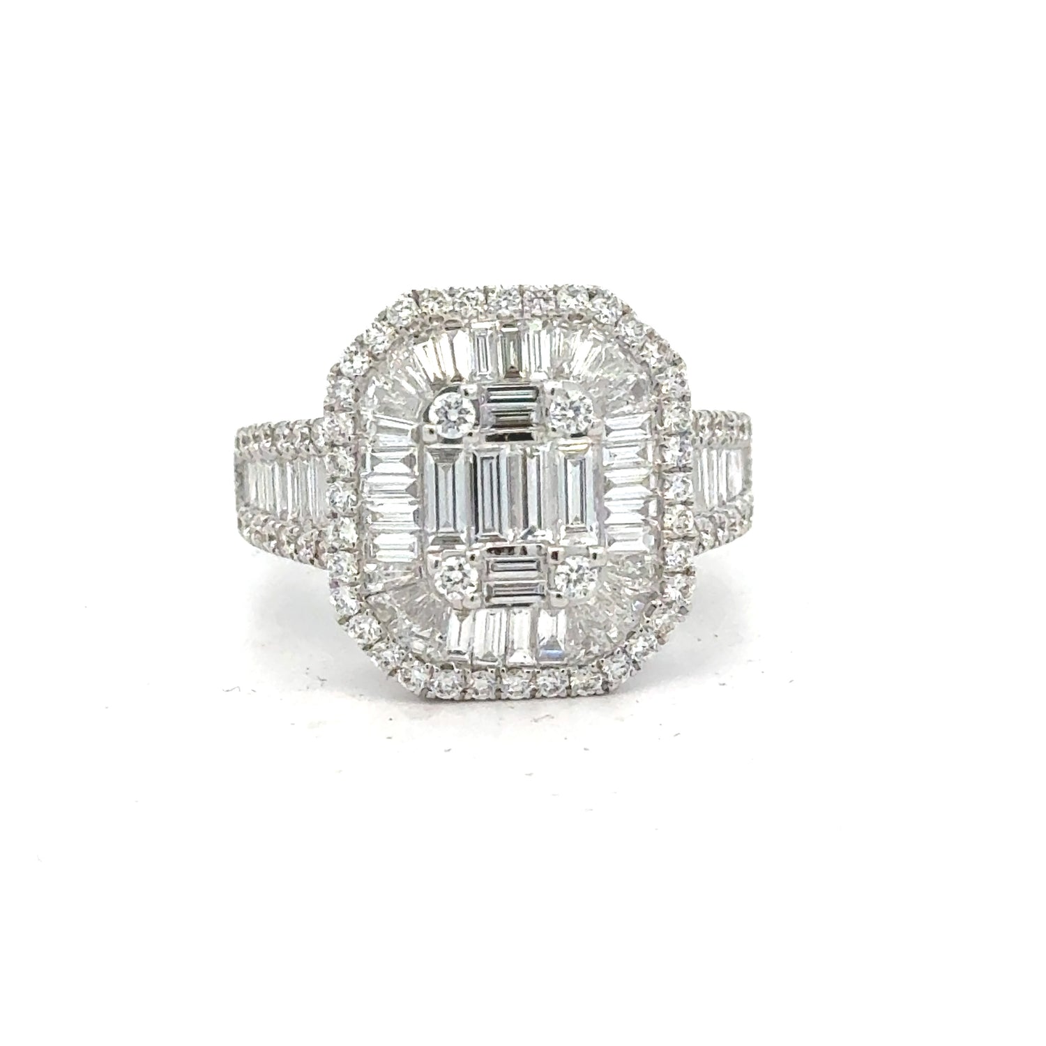 18k white gold and diamond Fancy Ring with Baguette and Round Diamonds