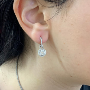 VVS/vs high clarity of diamonds set in a 18k White Gold Earrings