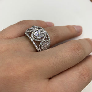 VVS/vs high clarity diamonds set in a 18k White Gold Ring with Baguette and Round Diamonds