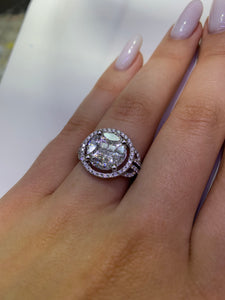 VVS/vs EF color high clarity diamonds set in a 18k Gold Round Shape Engagement Ring with Round Diamonds