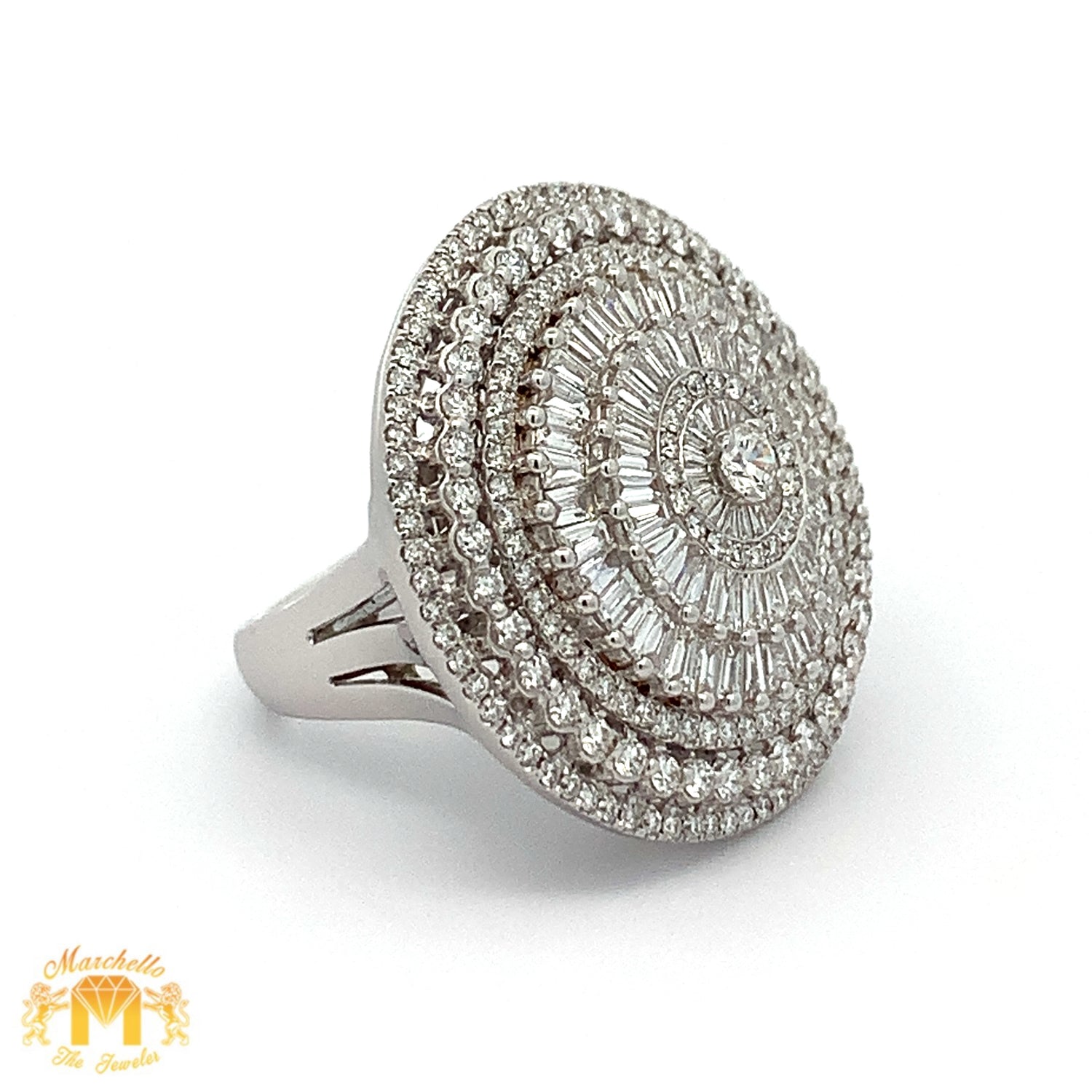 VVS/vs high clarity diamonds set in a 18k Gold Big Round Ring with Baguette and Round Diamonds