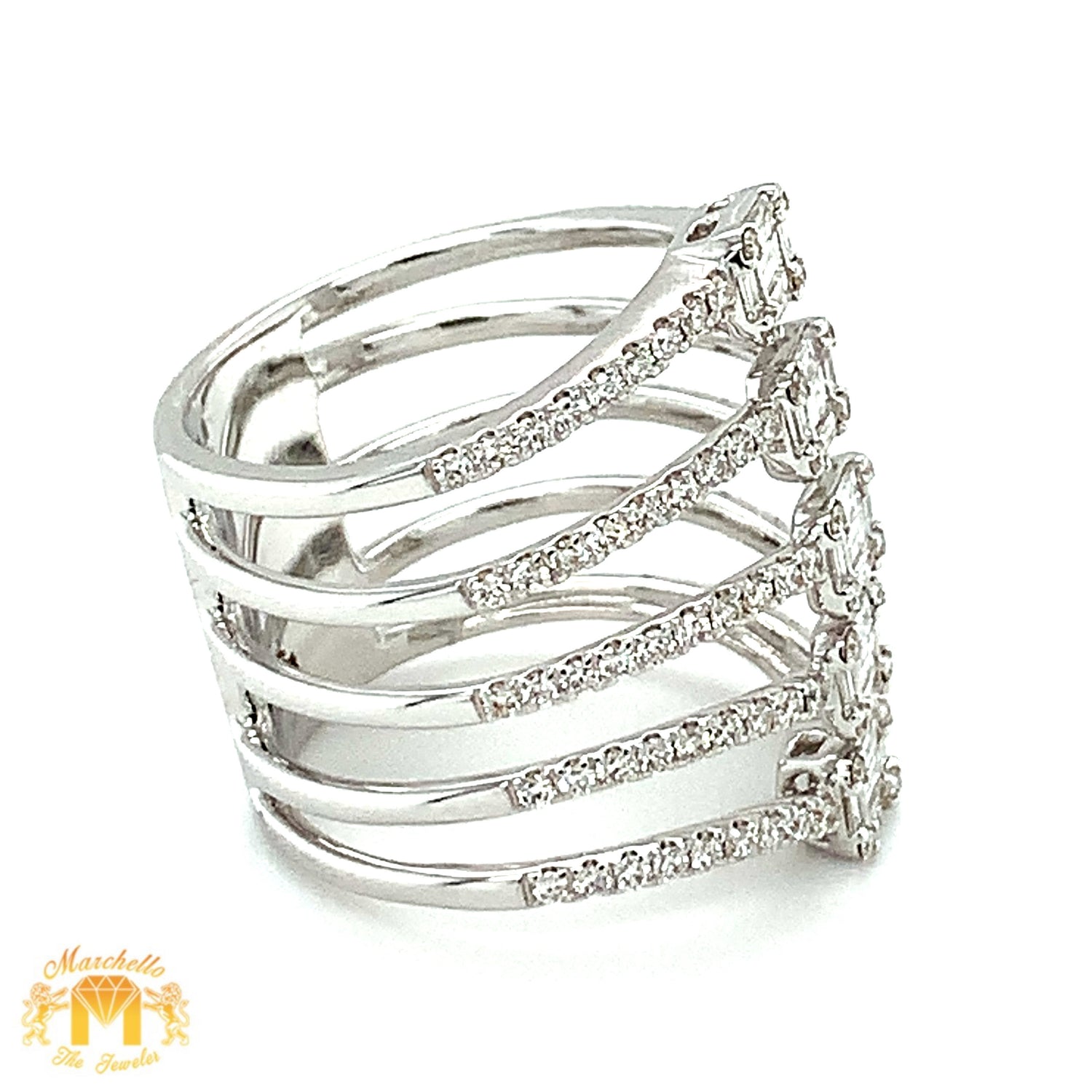 VVS/vs high clarity Diamonds set in a 18k White gold Contemporary Ladies`Ring