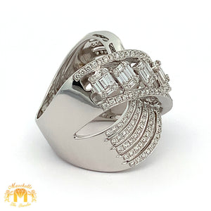 VVS/vs high clarity diamonds set in a 18k Gold Modeline Ring with Baguette and Round Diamonds