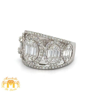 VVS/vs high clarity diamonds set in a 18k White Gold Ring with Baguette and Round Diamonds