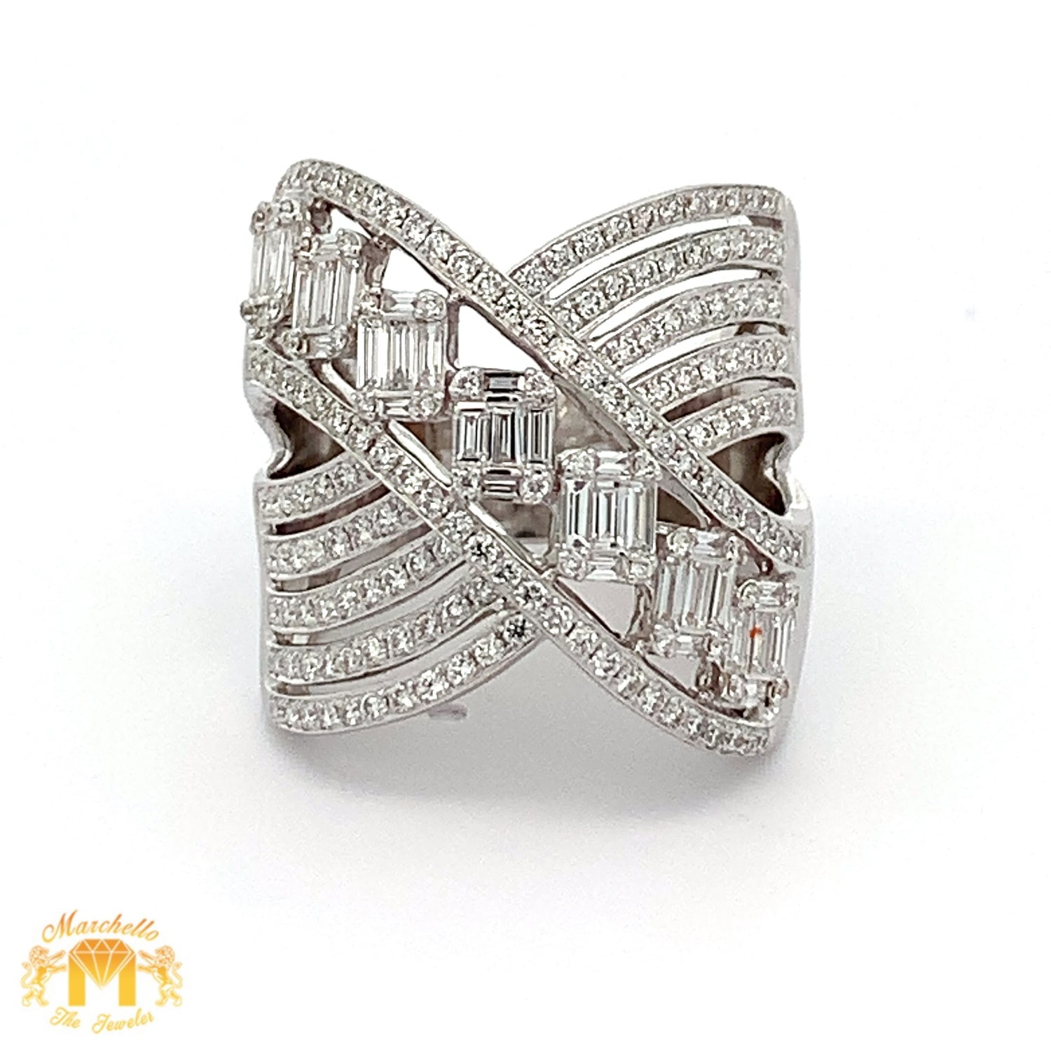 VVS/vs high clarity diamonds set in a 18k Gold Modeline Ring with Baguette and Round Diamonds