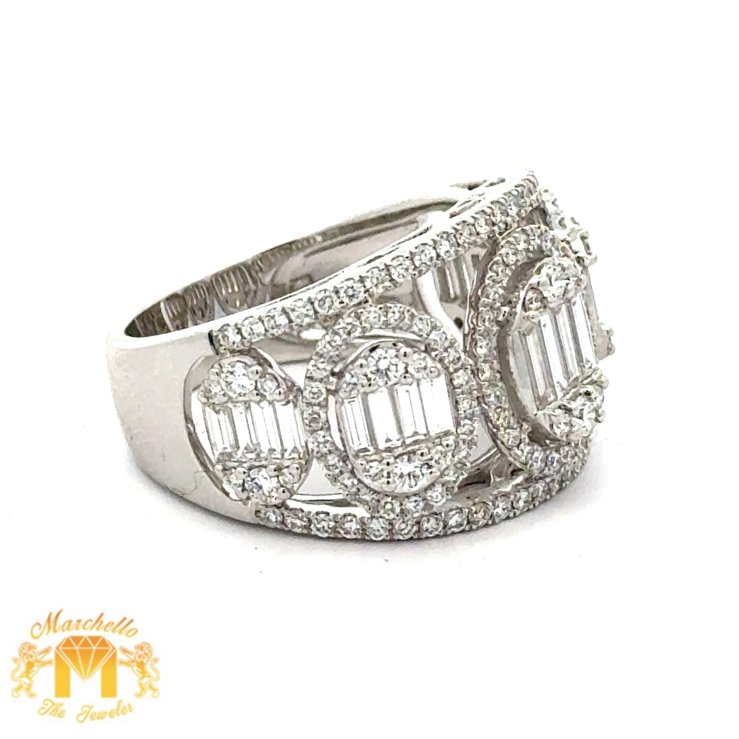 VVS/vs high clarity diamonds set in a 18k White Gold Ring with Baguette and Round Diamonds