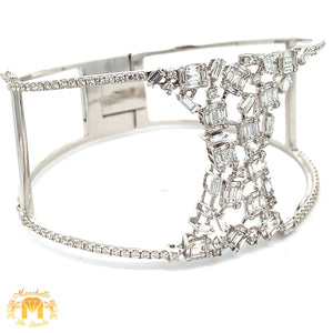 VVS/vs high clarity diamonds set in a 18k Gold Bangle Bracelet with Baguette and Round Diamonds