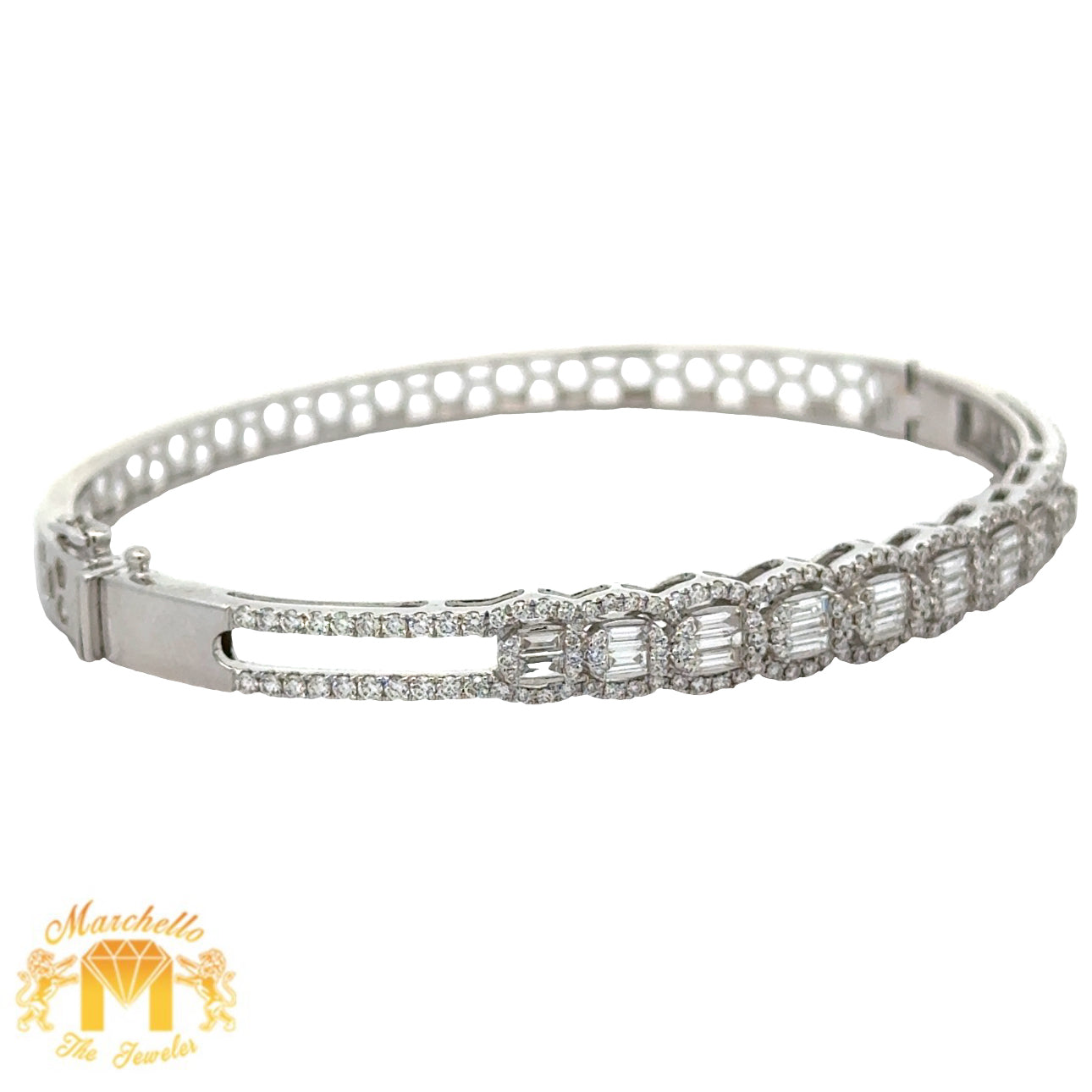 VVS/vs high clarity of diamonds set in a 18k White Gold Bracelet