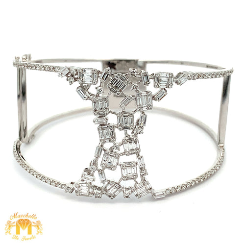 VVS/vs high clarity diamonds set in a 18k Gold Bangle Bracelet with Baguette and Round Diamonds
