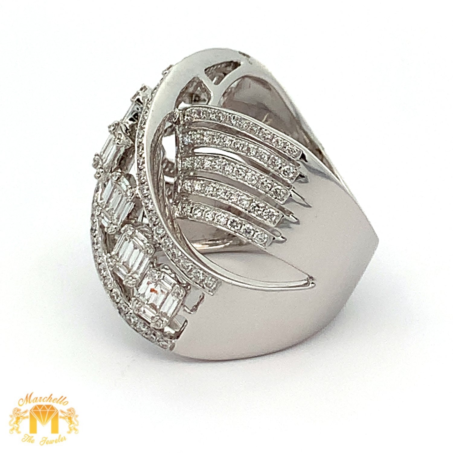 VVS/vs high clarity diamonds set in a 18k Gold Modeline Ring with Baguette and Round Diamonds