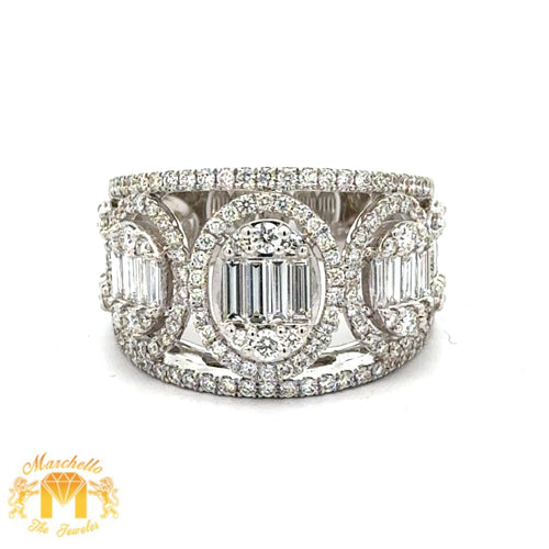 VVS/vs high clarity diamonds set in a 18k White Gold Ring with Baguette and Round Diamonds