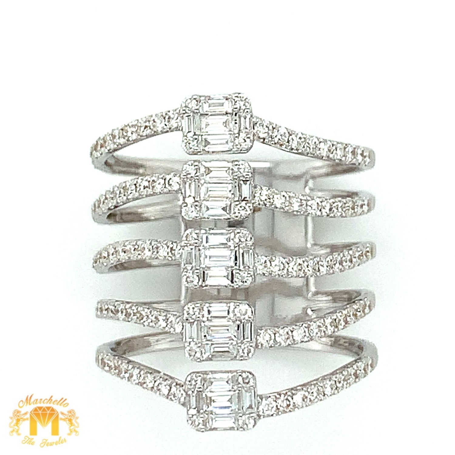 VVS/vs high clarity Diamonds set in a 18k White gold Contemporary Ladies`Ring
