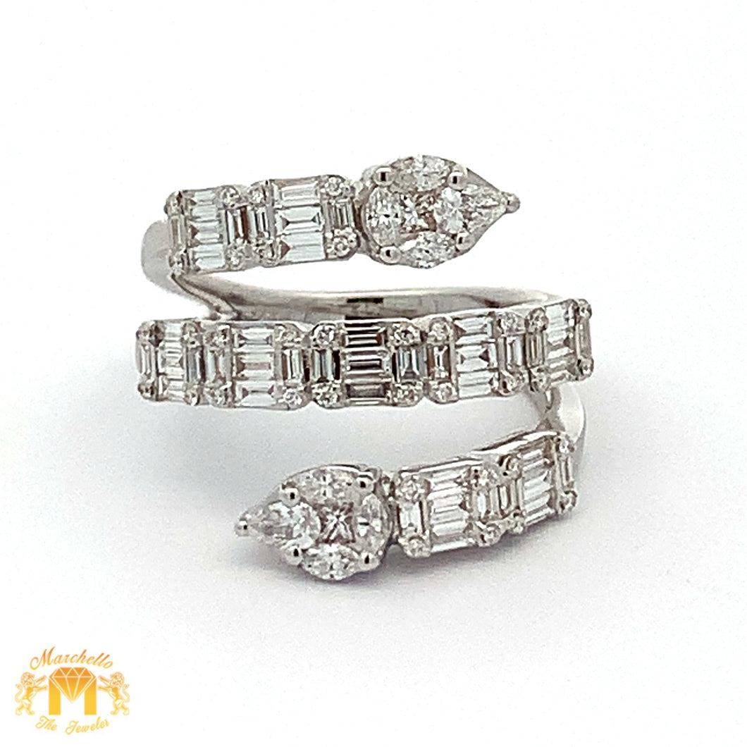 VVS/vs high clarity diamonds set in a 18k Gold Stack Ring with Baguette and Round Diamonds