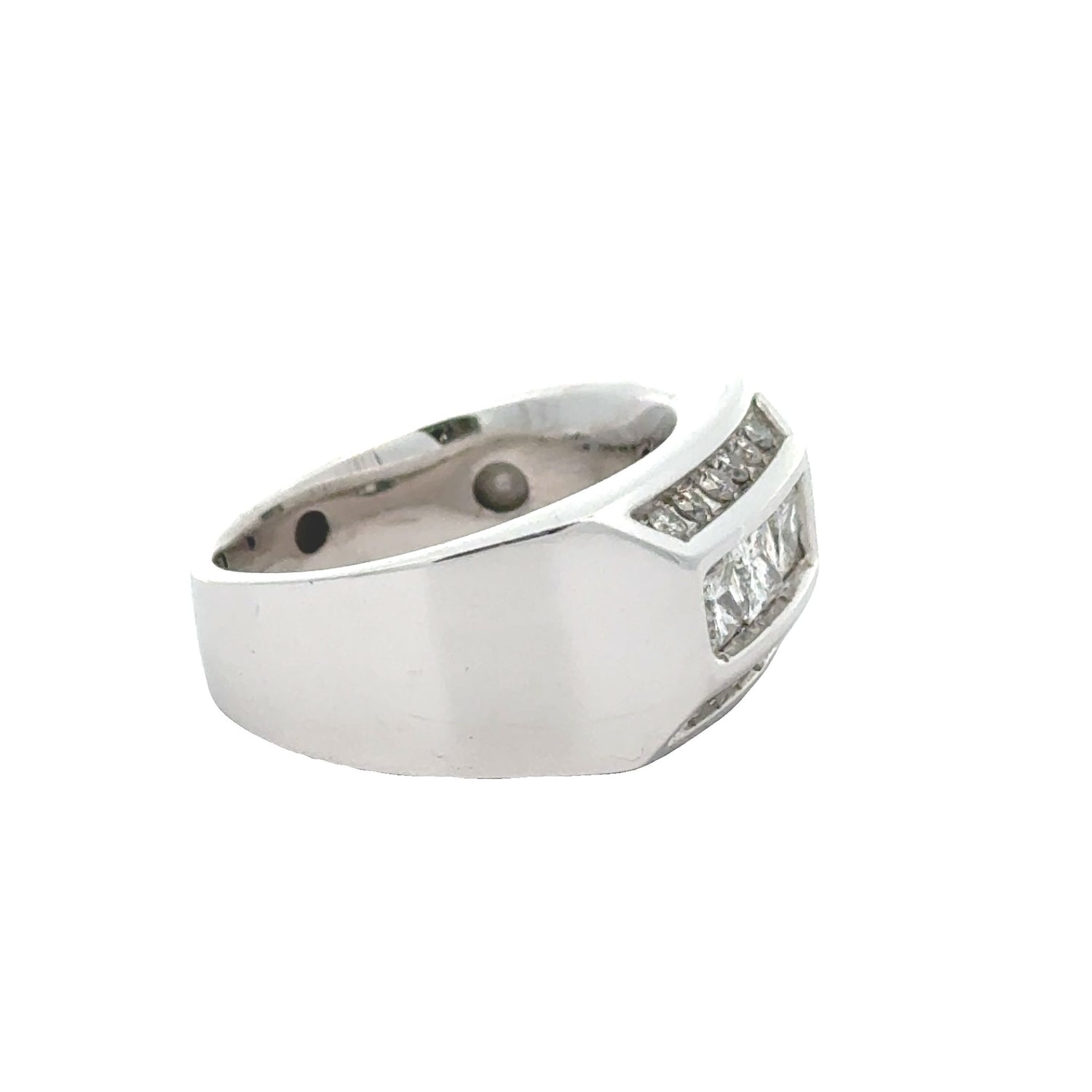 14k white gold and diamond Band with Round diamonds