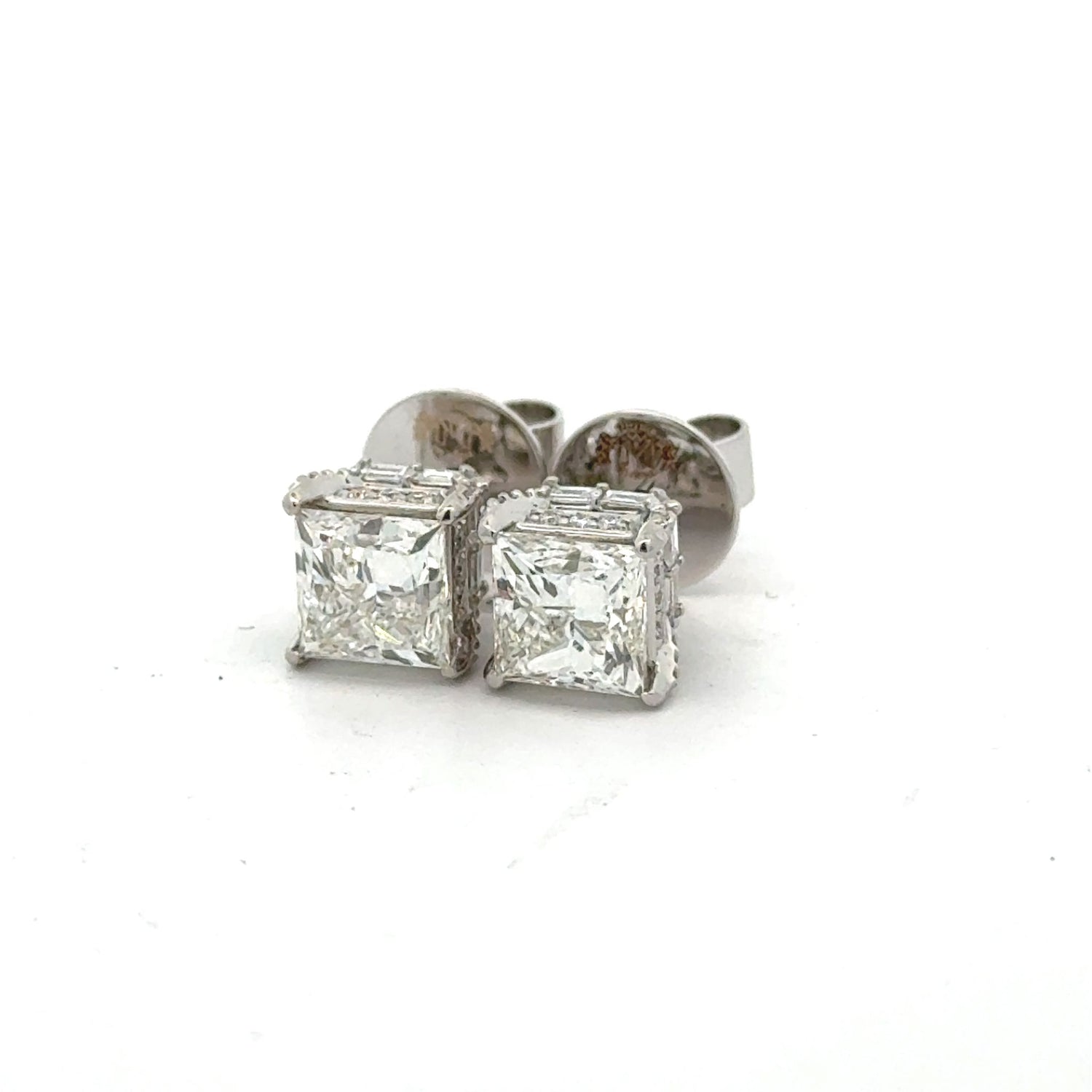 18k White Gold Stud Earrings with Princess-cut Solitaire Diamond (side diamonds)