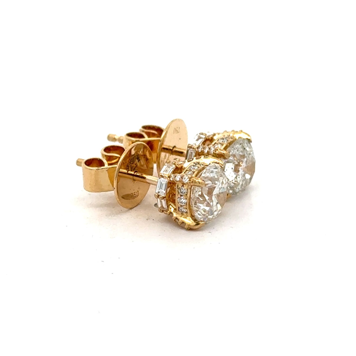 18k Yellow Gold Stud Earrings with Round Solitaire Diamond (side diamonds)