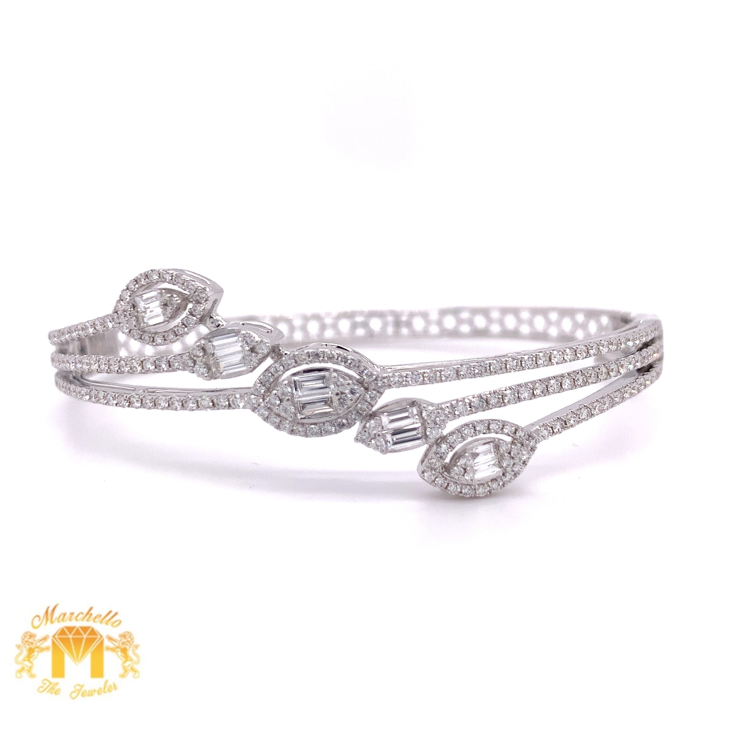 VVS/vs high clarity set in a 18k White Gold Bangle Bracelet with Baguette & Round Diamond (VVS baguettes, floral design)