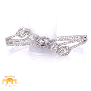 VVS/vs high clarity set in a 18k White Gold Bangle Bracelet with Baguette & Round Diamond (VVS baguettes, floral design)