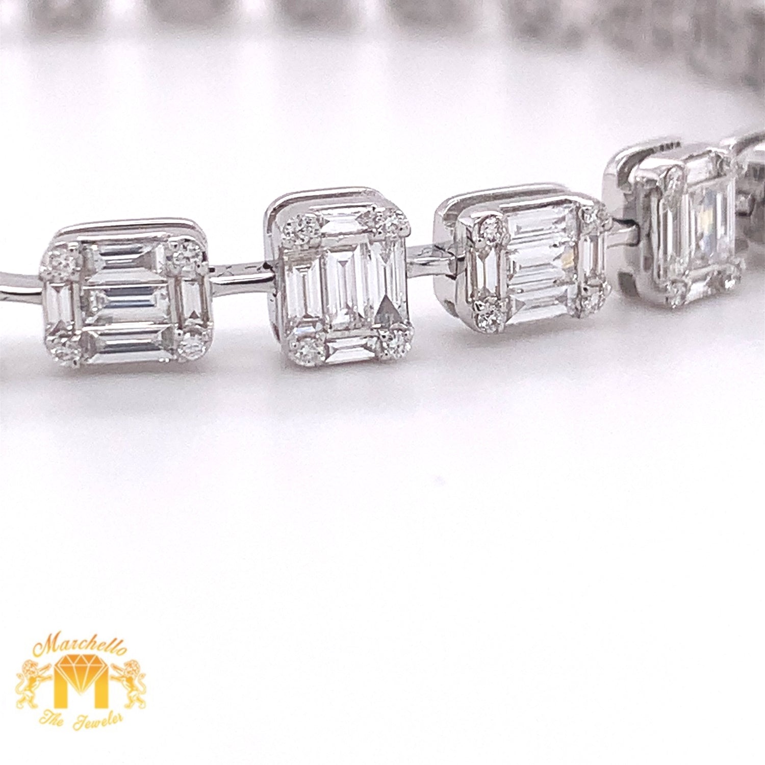VVS/vs high clarity diamonds set in a 18k Gold Bracelet with Baguette & Round Diamond (VVS baguettes)