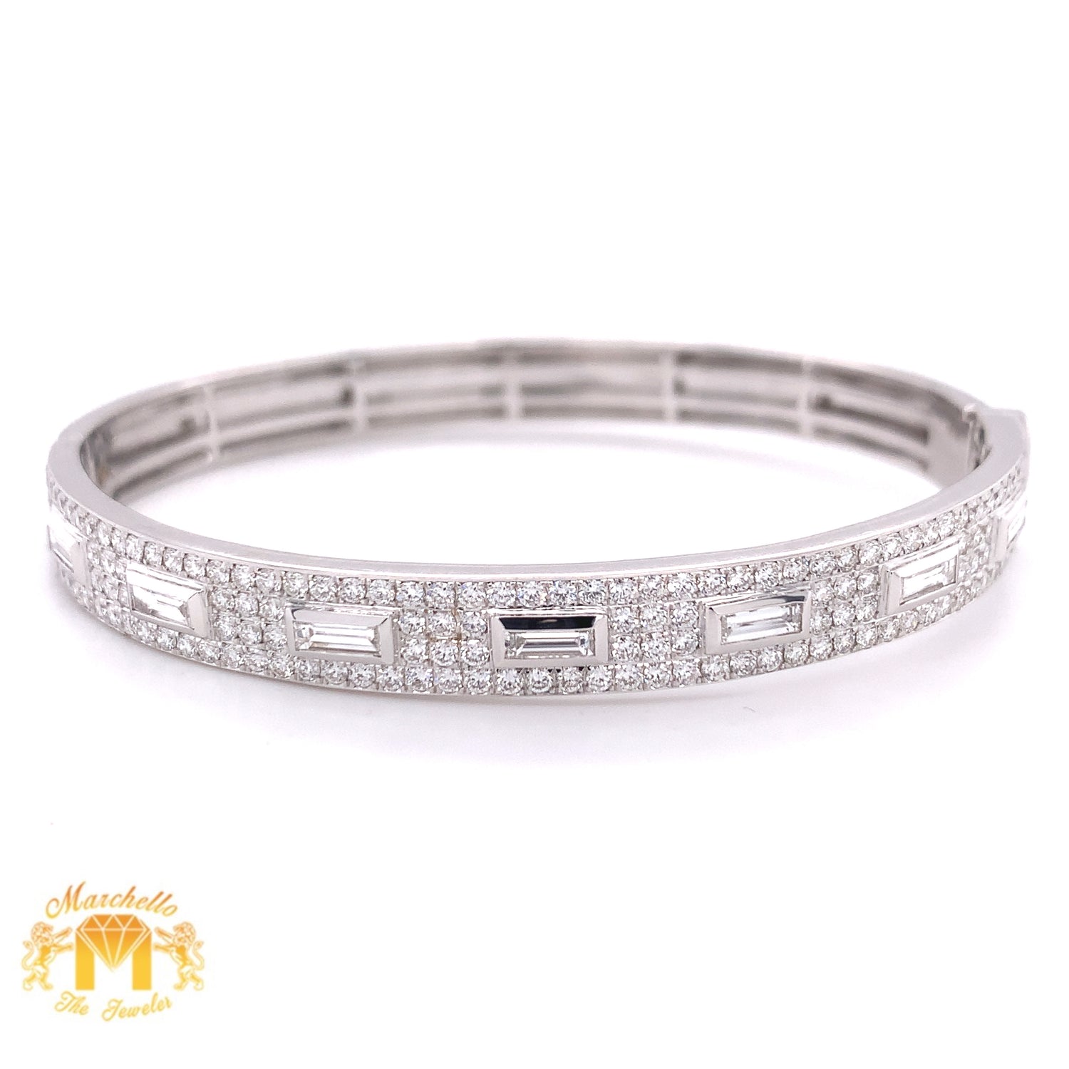 VVS/vs high clarity diamonds set in a 18k White Gold Bangle Bracelet with  Baguette and Round Diamond (VVS/VS diamonds)